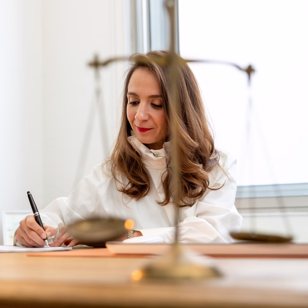 Photo de maître Baba en train d'écrire à son bureau à Lille