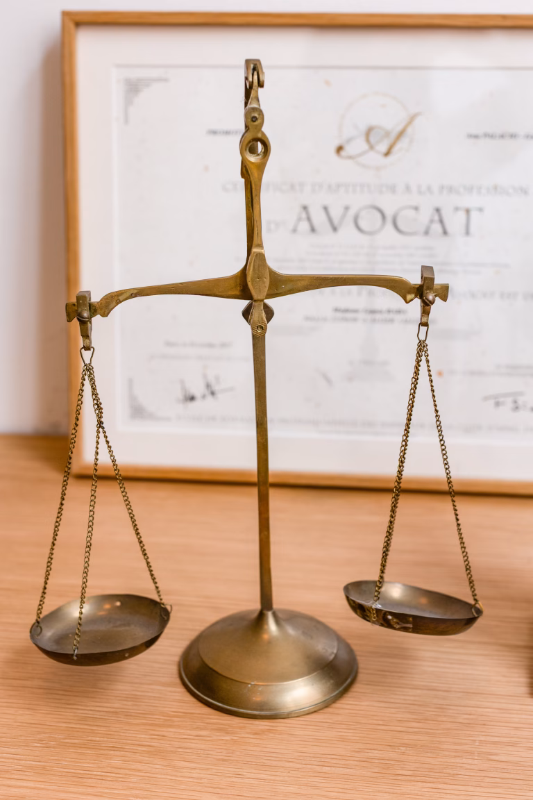 photo de la balance de la justice et du diplôme d'avocat de maître lamia baba